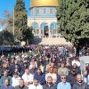 عشرات آلاف الفلسطينيين يؤدون صلاة الجمعة في المسجد الأقصى