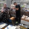 خلية واحدة نجت من 300.. نيفين تبدأ من الصفر لإحياء منحلها في غزة