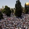 مواطنون يؤدون صلاة الجمعة الأخيرة من رمضان في باحات المسجد الأقصى..