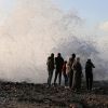 فلسطينيون يستمتعون بالأجواء الباردة على شاطئ بحر خانيونس جنوب قطاع غزة. 