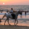 فلسطينيون يتجمعون على شاطئ البحر في دير البلح وسط قطاع غزة.