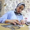 الفنانة الفلسطينية شيرين عبد الكريم تصنع منحوتات وترسم فنًا للتوعية بالعنف ضد المرأة في مدينة غزة