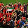 لاعبو منتخب المغرب يرفعون علم فلسطين بعد تأهلهم لربع نهائي مونديال قطر